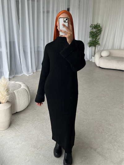 Black maxi knitted dress